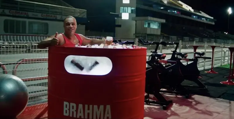 Former player Denílson in a Brahma ice barrel at the DM Cremoso