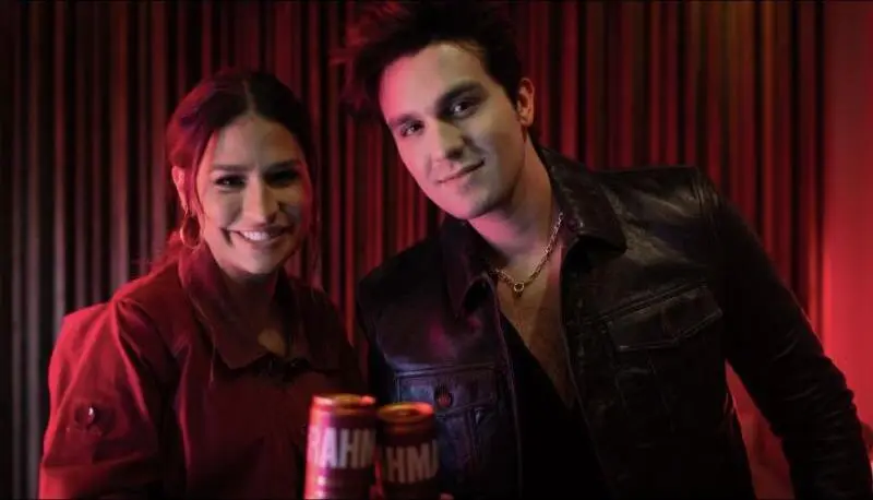 Simone Mendes and Luan Santana toasting with Brahma Duplo Malte cans